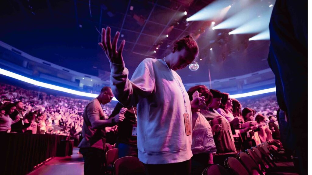 Image of a crowd at conference during a main session.