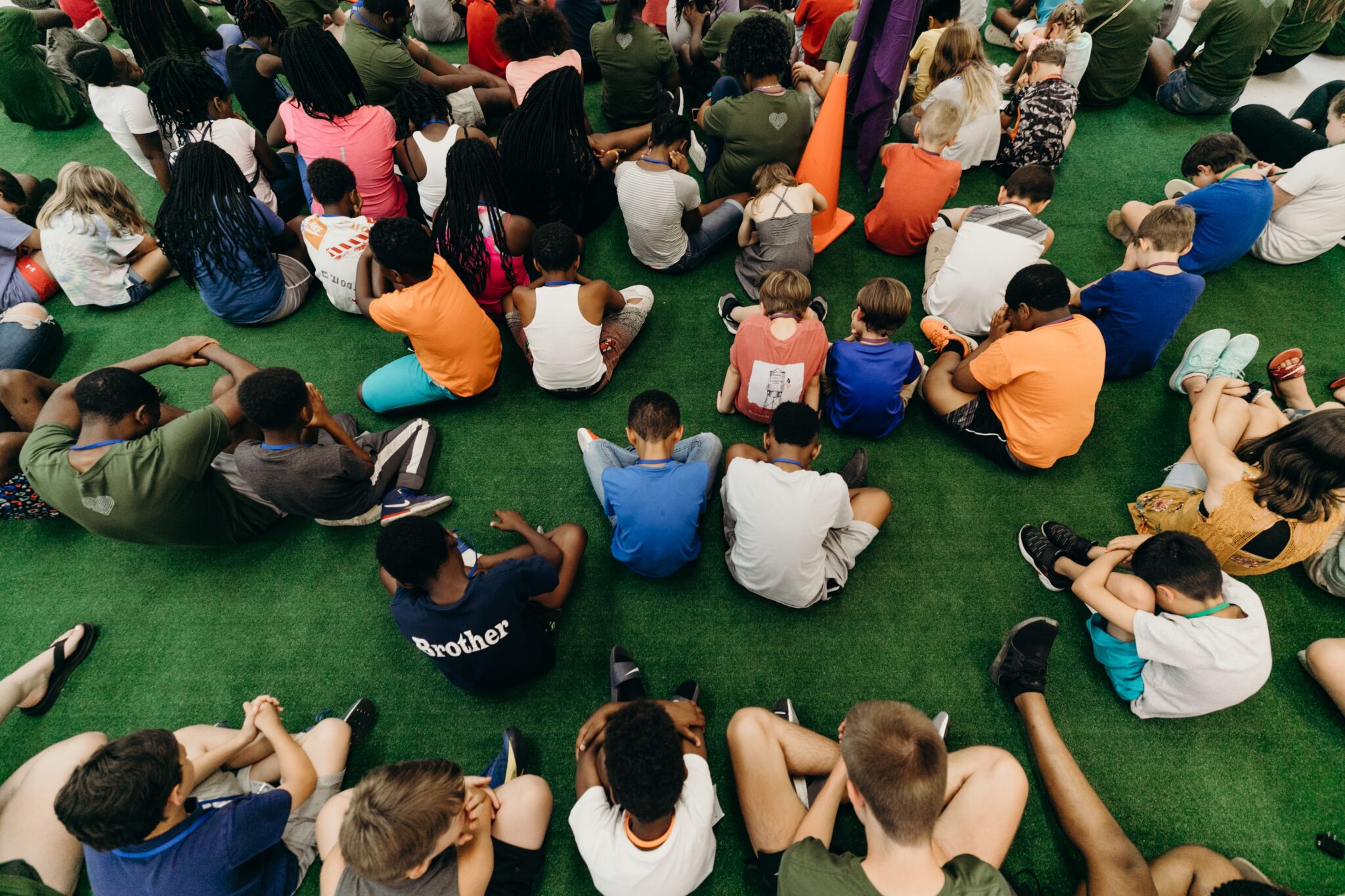 kids praying together
